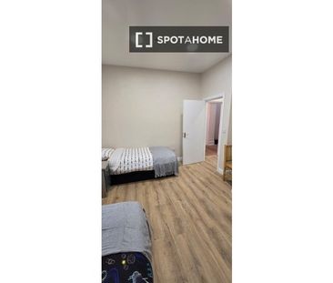 Room in shared 14-bedroom apartment in Smithfield, Dublin. - Photo 6