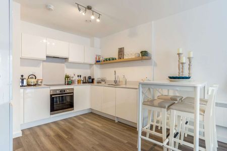 Excellent executive apartment superbly positioned to make the most of what Farnham has to offer. - Photo 4