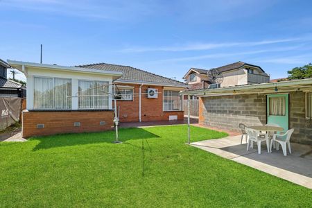 CLASSIC APPEAL IN A PRIME OAKLEIGH POCKET - Photo 5