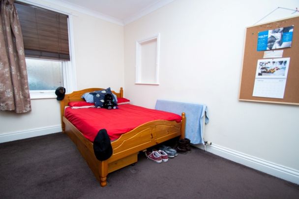 5 Bed Student house in Heart of Winton - SEE VIDEO TOUR - Photo 1