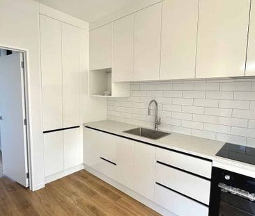 Spacious 2-Beds – Prime Location Opp Park! - Photo 2