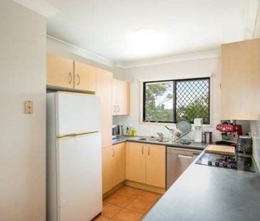 Top-Floor Retreat with Sweeping views of City & Story Bridge! - Photo 5