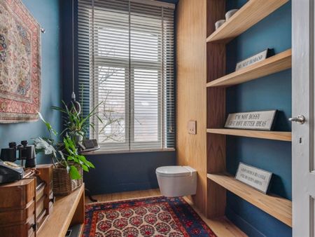 Instapklare en zeer centraal gelegen( deels gemeubelde) ruime herenwoning op 1498m2 met 5 SLK, garage & parktuin - Photo 4