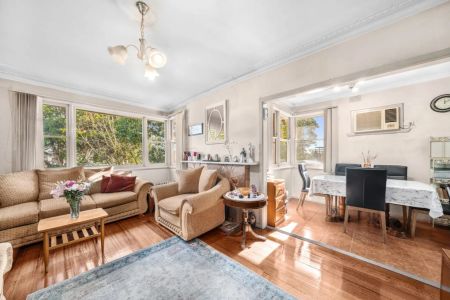 Family Comfort in a Quiet Pocket, Close to Shops & Schools - Photo 4