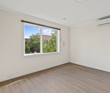 “Studio Living in the Heart of St Kilda” - Photo 3