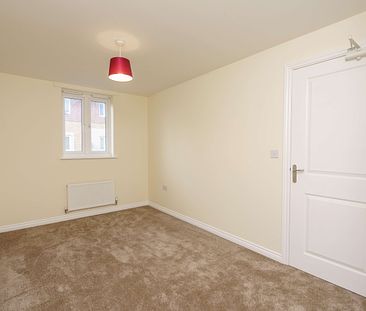 A spacious five bedroom three storey modern town house. - Photo 5