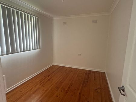 Three Bedroom Family Home Freshly Painted - Photo 5