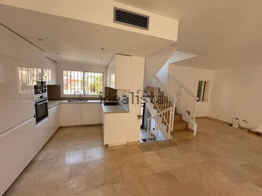 Alquiler de chalet adosado en Calle Río Miño - Photo 1