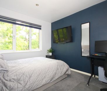 Hallington Close, Woking - Photo 2