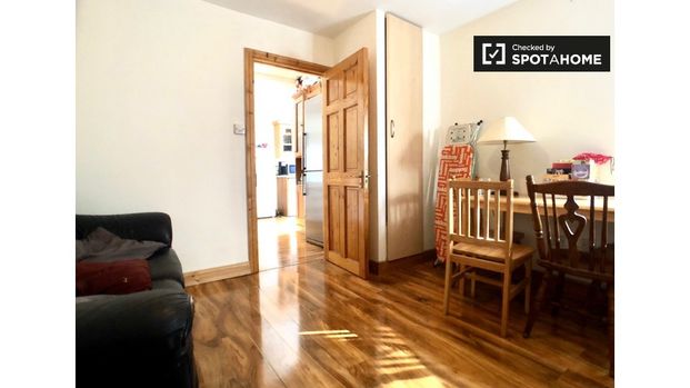 Spacious room in shared apartment in Stoneybatter, Dublin - Photo 1