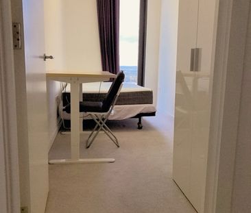 3 Bed Flat, Stratosphere Tower, E15 - Photo 5