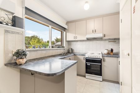 6 Pargeter Court, Pakenham VIC 3810 - House For Rent | Domain - Photo 2