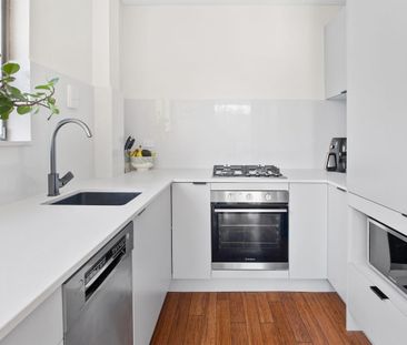 Modern north facing apartment in convenient location - Photo 4