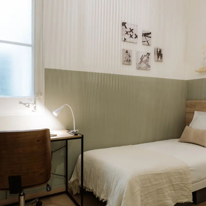 Room in a shared 4-bedroom apartment for rent in La Sagrada Família. - Photo 1