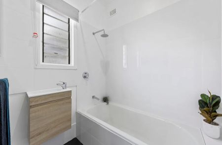 Spacious 3 Bedroom Home in Convenient Location! - Photo 2