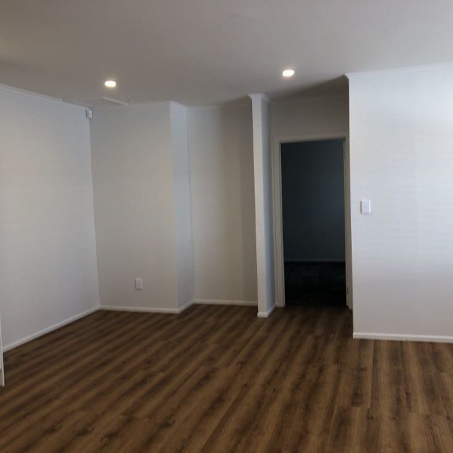 Brick n Tile Beauty - Refurbished Three Bedroom Apartment - Photo 1
