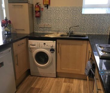 1 bedroom in a flat share to rent - Photo 5