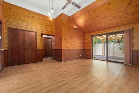 Spacious Villa - Conveniently Located - Photo 2