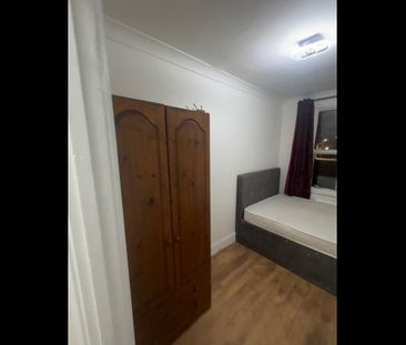 Room in a Shared House, Hermit Road, E16 - Photo 3