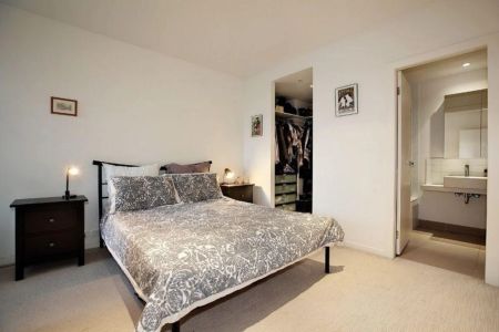 ULTIMATE INNER CITY PAD! - Photo 3