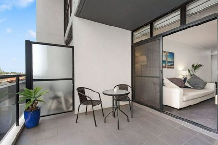 Award-Winning Architectural Apartment with Exclusive Resort Amenities - Photo 4