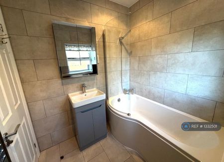 4 bedroom detached house to rent - Photo 5