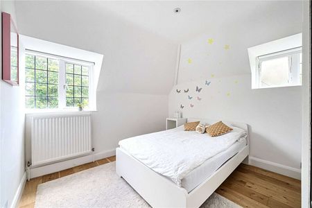 A charming 4 bedroom family home with wonderful gardens. - Photo 5