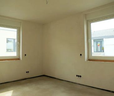 Bungalow Erstbezug in zentraler Lage mit 2 Garagen und Einbauküche - Photo 3