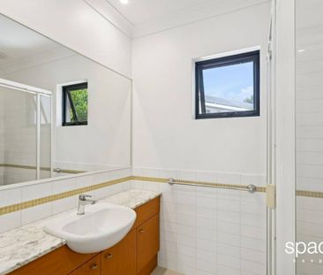 SPACIOUS UNFURNISHED CONTEMPORARY LIVING - Photo 5