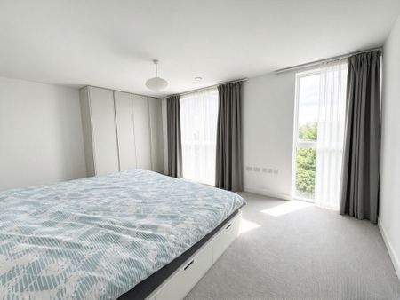 Bright, Modern & Spacious 2-Bed Flat with Terrace - Photo 4