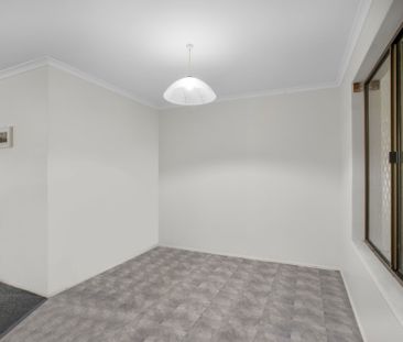 Large 3 Bedroom Home with Huge Backyard in Cul-De-Sac - Photo 4