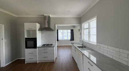 Three Bedrooms on Kings Drive - Photo 2