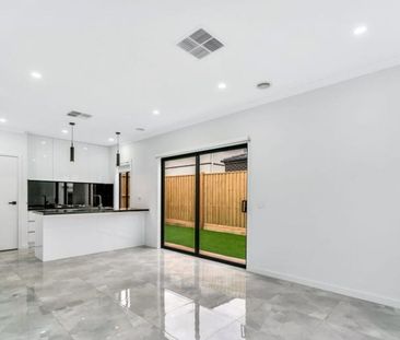 Comfortable Family Living with Easy Freeway Access! - Photo 6