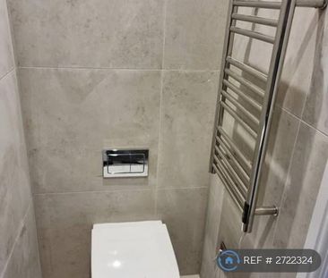 1 bedroom in a flat share to rent - Photo 5