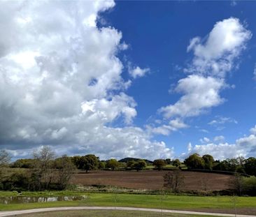 Stylish, furnished two bedroom apartment with gated parking, tucked down a quiet road in picturesque South-Cheshire countryside. Long or Short let considered. - Photo 1