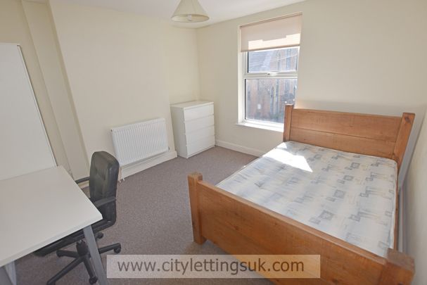 3 Bedroom End Terraced House - Photo 1