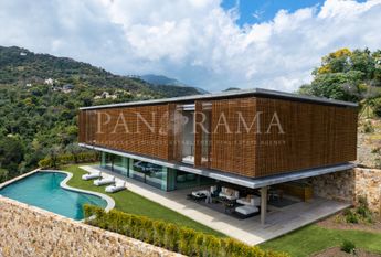 Contemporay villa with five car garage and panoramic sea views in El Madroñal