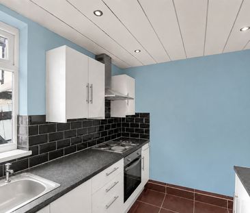 3 Bed Terraced House, Halstead Avenue, M6 - Photo 5