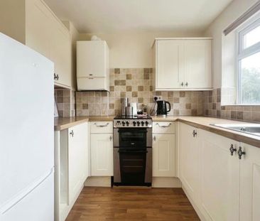 A rare opportunity indeed, a refreshed ground floor apartment close... - Photo 1