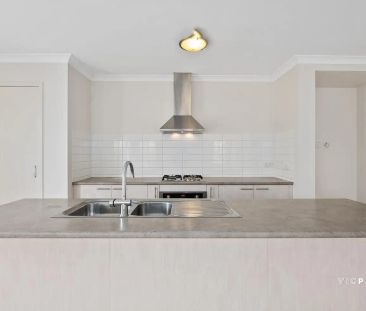 “Great Family Home in Featherbrook!” - Photo 1