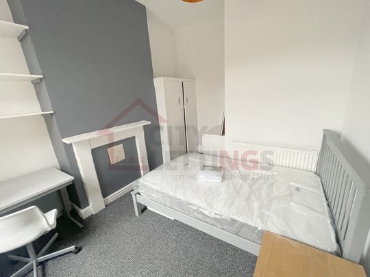 8 Bedroom Mid Terraced House - Photo 1