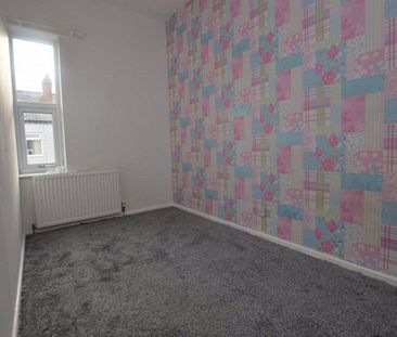 3 Bedroom Terraced House - Photo 2