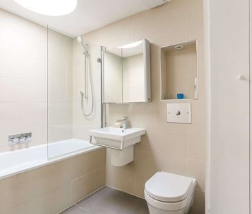 Beautiful penthouse flat in a great Hackney central location. - Photo 3