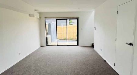 Spacious and Charming 3-Bedroom House for Rent - Photo 2