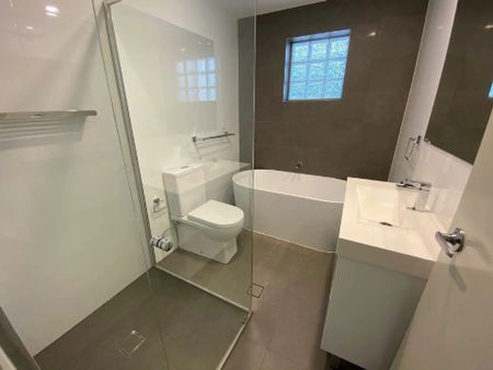 Modern 2-Bedroom Townhouse - Walk to Station, Shops & Schools!! - Photo 3