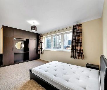 3 bedroom flat in London - Photo 1