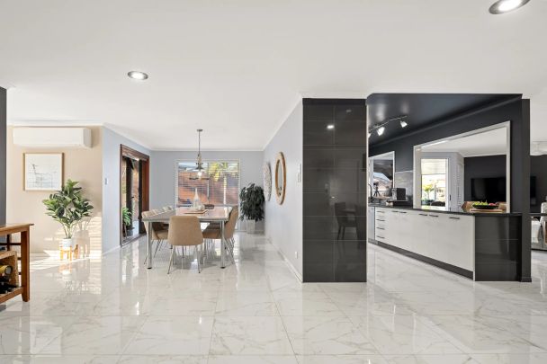 Luxury Waterfront Living in Sought-After Newport CONTACT JULIE SYKES 0438 050 110 - Photo 1