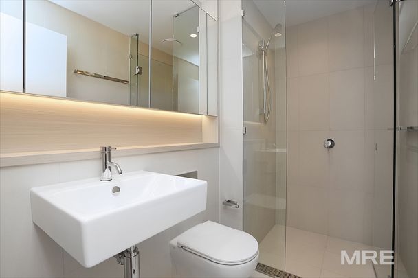 Luxury living with Yarra River & city views - Photo 1