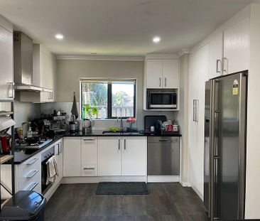 5 Bedroom + Double Garage + Off Street Parking - Photo 6