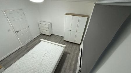 1 bedroom in a flat share to rent - Photo 5